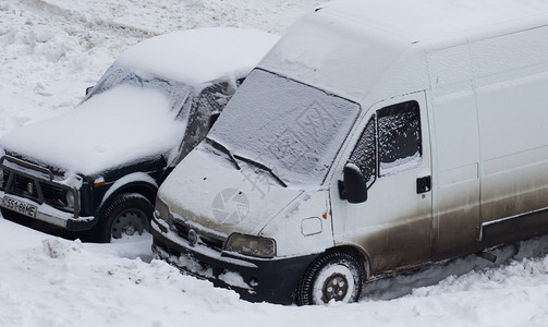 有交通标志的雪地公路在乡村公路上突然降雪和大雪图片