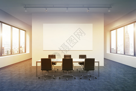 办公大楼内有灯光宽敞的会议室两边的窗户纽约风景大桌和周围六张黑皮带椅子在后墙上的白板背景图片