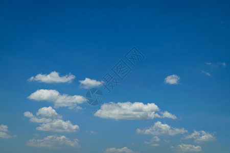 蓝天白云的自然云景背景