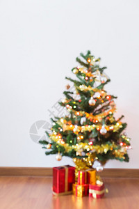 灰色背景圣诞节树上有灯光庆祝活动客厅图片