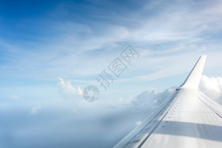 飞机在云层上空飞行特立尼达特立图片