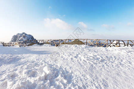 安徽歙县冬季黄山雪景背景