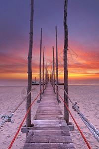 壮观的日出色彩在荷兰特塞尔岛海滩上的图片