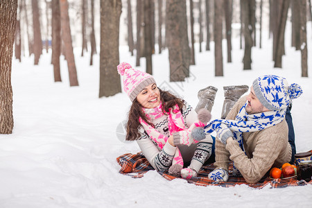 一对热恋中的情侣在冬天户外玩耍的毯子上图片