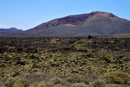 西班牙火山蒂曼法亚岩层山和夏季地表岩图片