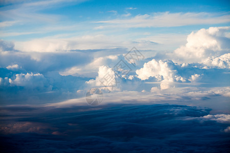从飞机上看到美丽戏剧云彩和天空高分图片