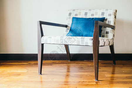 室内客厅内装有枕头装饰的空木椅子图片