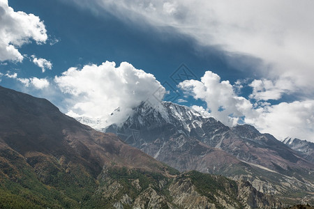 尼泊尔Annapurnas上空的云层图片