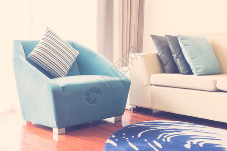 在室内客厅的沙发装饰上美丽的豪华枕头图片