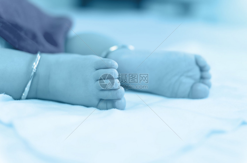 婴儿脚在床上图片