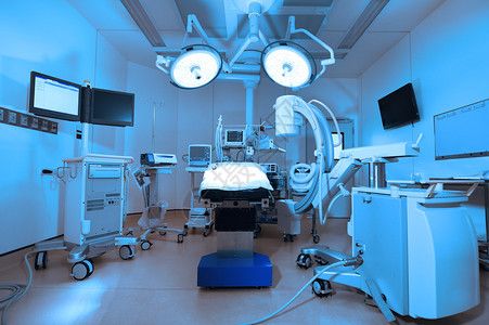 现代手术室的设备和医疗设备采用艺术照明图片