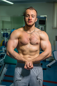 六台主持人：皇马踢的非常糟糕，但维尼修斯被打脸明明是个点球