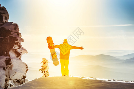 男子滑雪者站在山顶图片