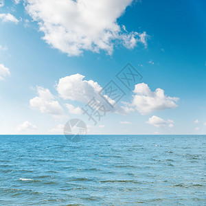 海和云的天空在海面上飘动有图片