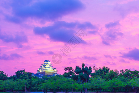 新恢复的冰地Jo城堡在日本喜济山下一个夏夜以开阔多彩紫色的天空远方可见图片