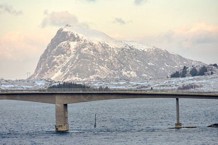 Gimsoystraumen桥是一座穿越挪威诺德兰县Vagan市Austvagoya岛和Gimsoya岛之间的Gimsoystr图片