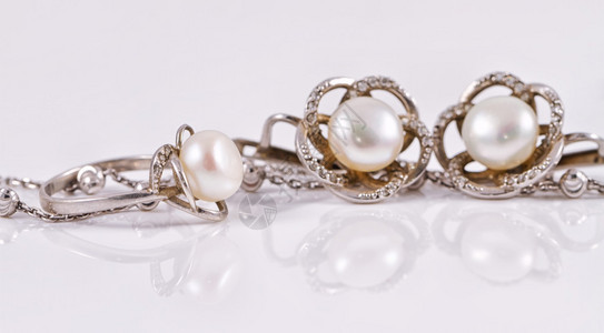 一套带珍珠的银首饰戒指和耳环图片
