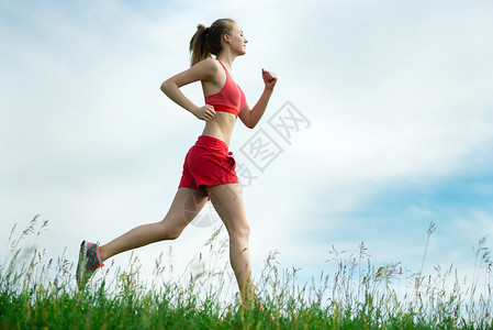 运行的年轻女士跑过夏天公园农村路的女子赛跑者在公园锻炼美丽适合的女孩户外健身模型高加索种族减背景图片