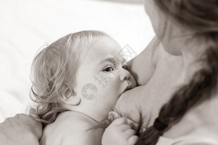 母乳喂养的宝宝图片