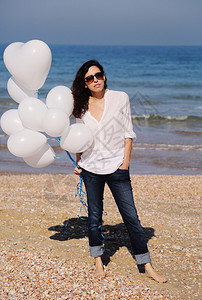 在海边装着白气球背景图片