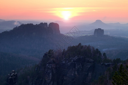 咖啡厅外景在美丽的山林公园中唤醒了迷雾山峰从雾的背景