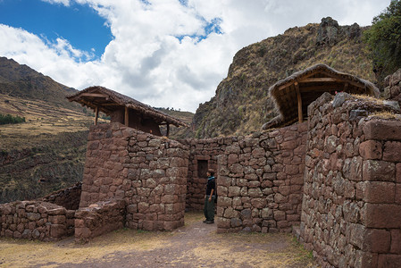 旅游者探索导致PisacSacredValley等主要旅游目的地秘鲁库斯科地区Pisac的废图片