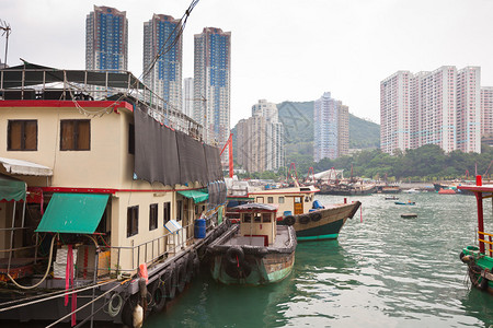香港著名的漂浮村阿伯丁湾传统捕鱼拖网渔船Aberd图片