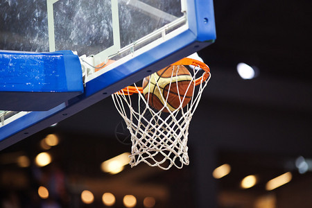 篮球经历在运动场上箍背景图片