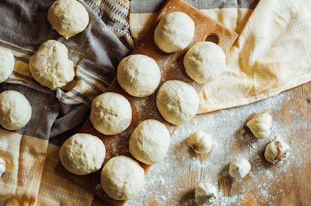 准备包子面包乡村风格木制背景上自制面包的配料面包烹饪过程在木板上揉面图片