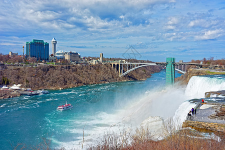 尼亚加拉大瀑布的彩虹和横跨尼亚加拉河峡谷的彩虹桥它是美国和加拿大之间的拱桥图片