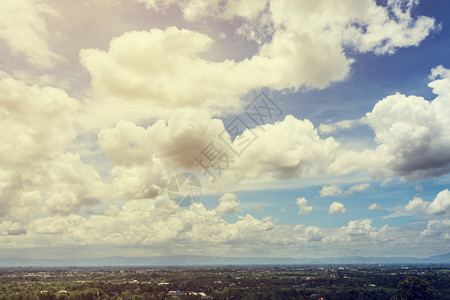 美丽的蓝色天空背景上方的浮云图像使图片