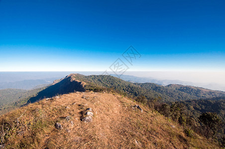 空无一人地站在山景上地平线上的天际线图片