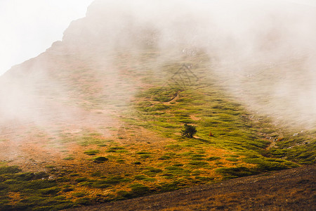 ChatyrDag山的秋季雾景图片
