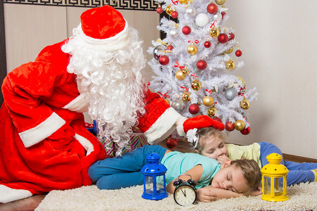 圣诞老人带礼物和手拍着睡梦图片