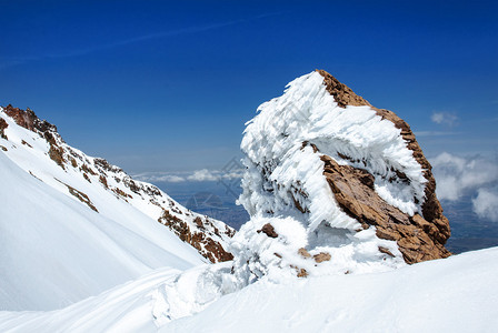 火山喷尔泽耶亚斯上的雪覆盖图片