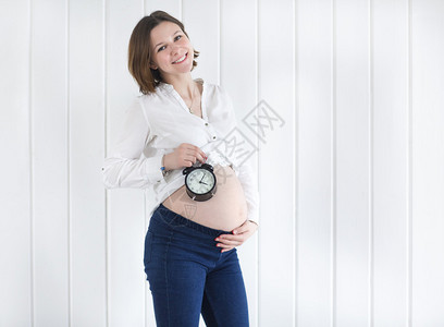 手里拿着闹钟的孕妇图片