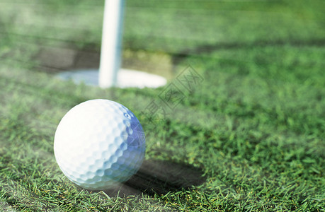 球洞前的高尔夫球图片