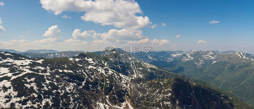 春天的青山全景与雪峰图片