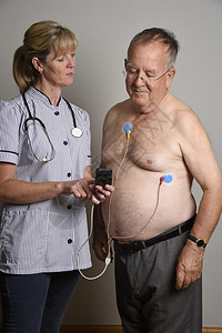 科研小组英国2016年6月医院心脏测量小组的成员为一名超重男患者安装动态背景