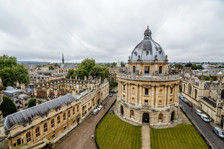 牛津拉德克利夫相机的高角度视图在阴天查看从大学教堂它是牛津大学的一座新古典主义风格的建筑图片