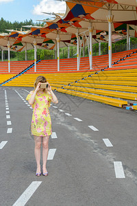 年轻女在市体育场观看虚拟现实背景图片