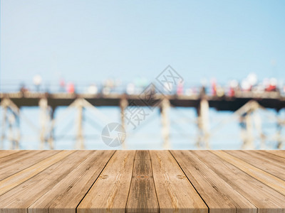 在模糊的背景前的木板空桌子模糊木桥上的透视棕色木材可用于模拟展示或蒙太奇您的产品春暖花开的季图片
