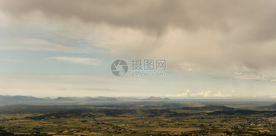 阿尔本亚山谷上空的云与特拉蒙塔纳山脉附近的兰达马略卡岛巴利阿里群岛图片
