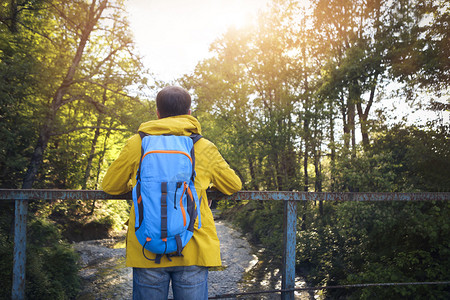 山河老桥上的旅游人图片