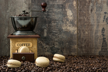 咖啡杏仁饼和咖啡研磨机图片