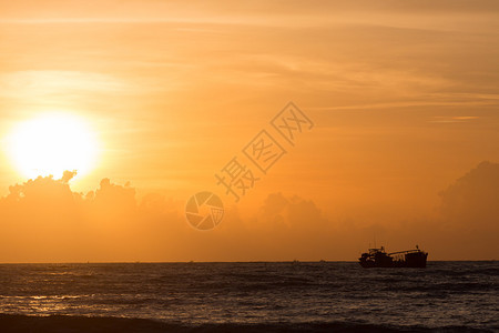 海洋的风景海上的海上渔船清晨图片