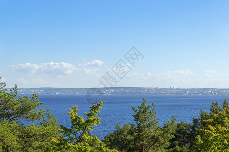 湖湾沿岸城市的海岸线风景俄罗斯卡雷背景图片