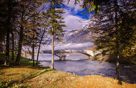 与一座石桥的河风景图片