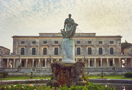 弗雷德里克亚当爵士在希腊科孚岛科孚市宫前的雕像图片