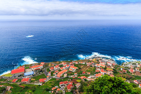 葡萄牙马德拉岛北面莫尼兹港村的全景图片